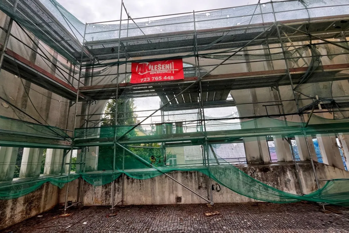 Pod sítěmi a lešením začíná záchrana hradeckého Gočárova schodiště