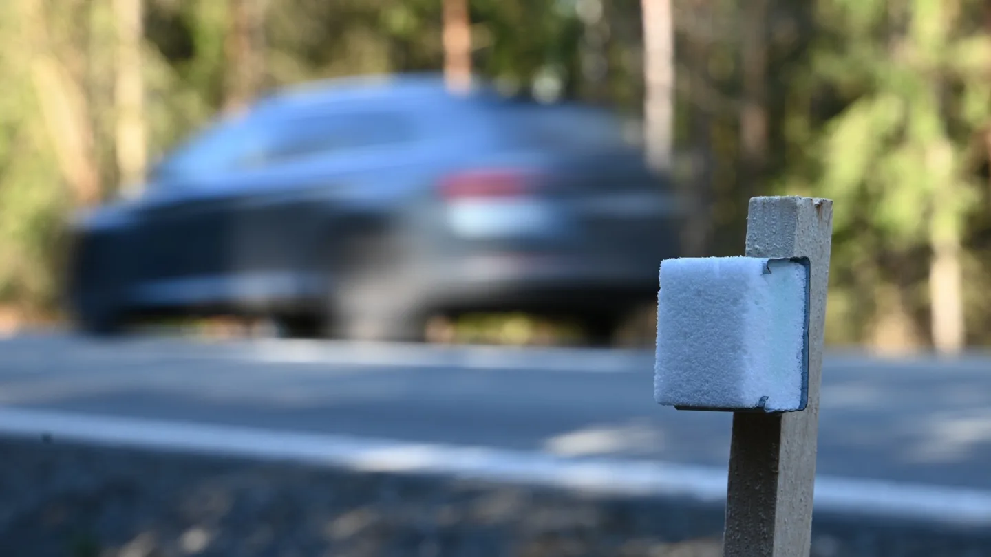 Takto vypadá nainstalovaný pachový ohradník. Nosič s pachem je otočený směrem k lesu, odkud zvěř k silnici přichází.