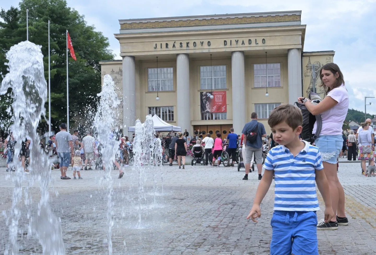 Do Hronova míří tisíce lidí. Festival nabídne téměř 150 představení i koncerty zdarma