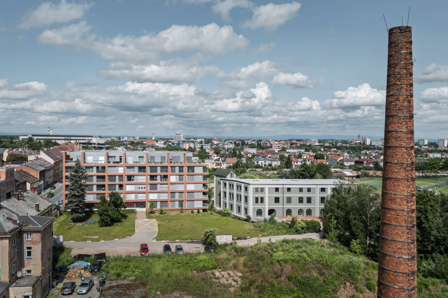 FOTO: Měla jít k zemi, dnes jsou v ní byty. Nahlédněte do zelené v Kuklenách