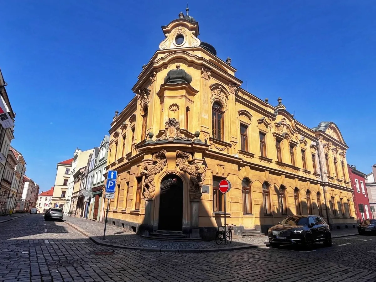 Historické domy v srdci Hradce Králové hledají nové majitele