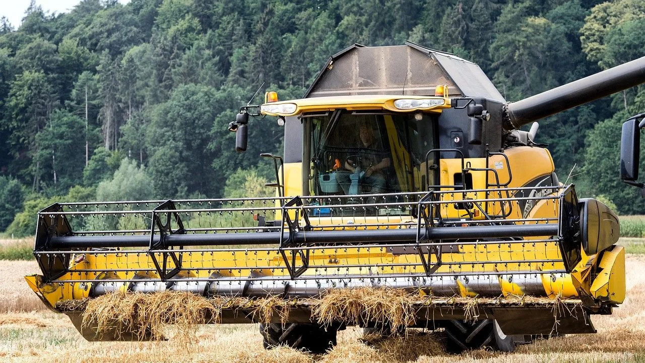 Žně v hradeckém kraji pokračují, farmáři mají skoro sklizený ozimý ječmen