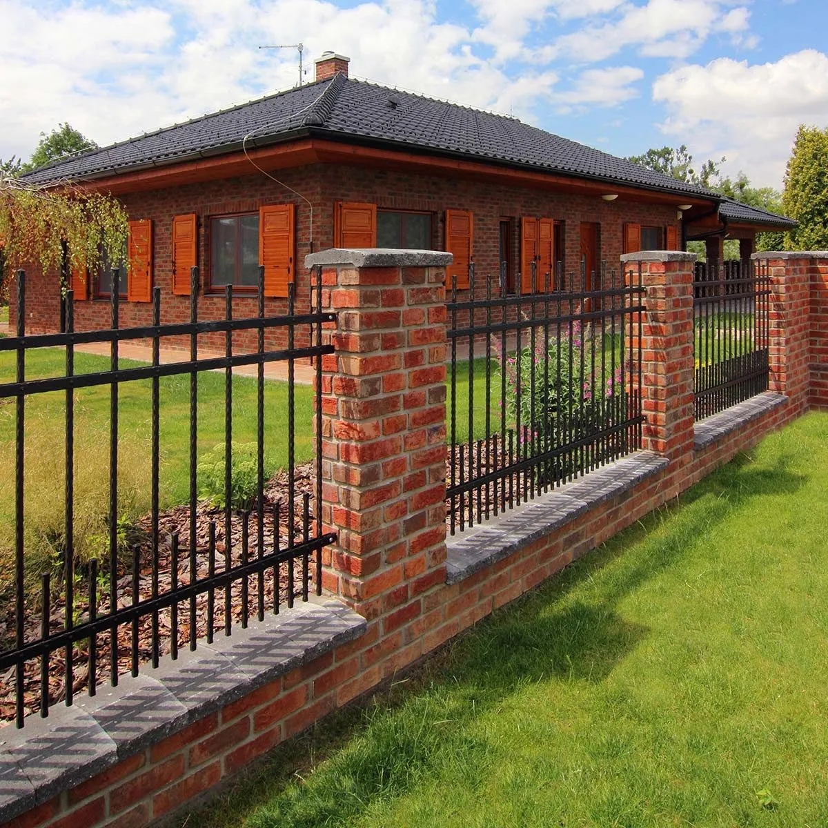 LAMARK patří mezi lídry českého trhu v oblasti plotů, pergol a moderního exteriéru