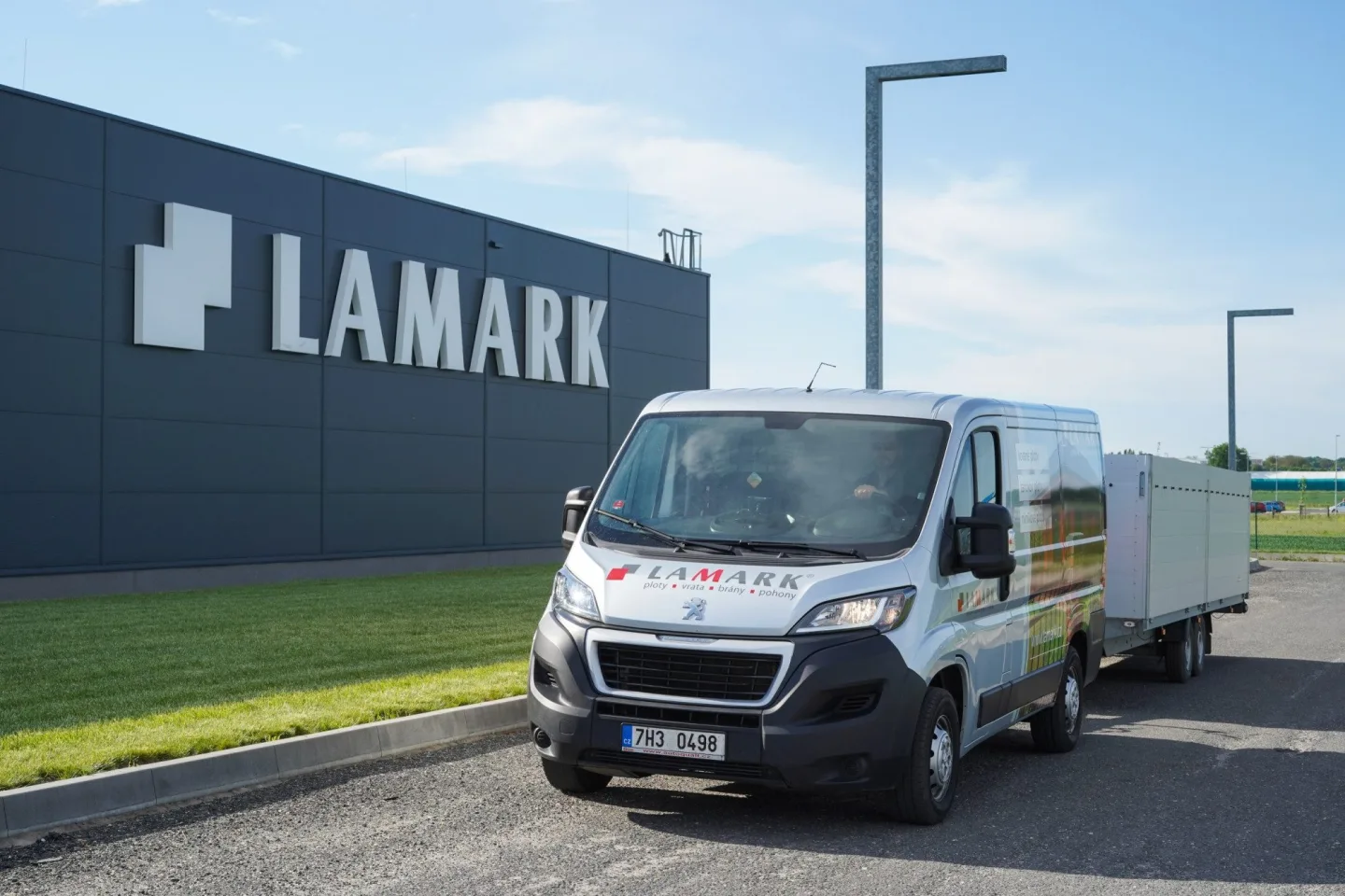 LAMARK patří mezi lídry českého trhu v oblasti plotů, pergol a moderního exteriéru