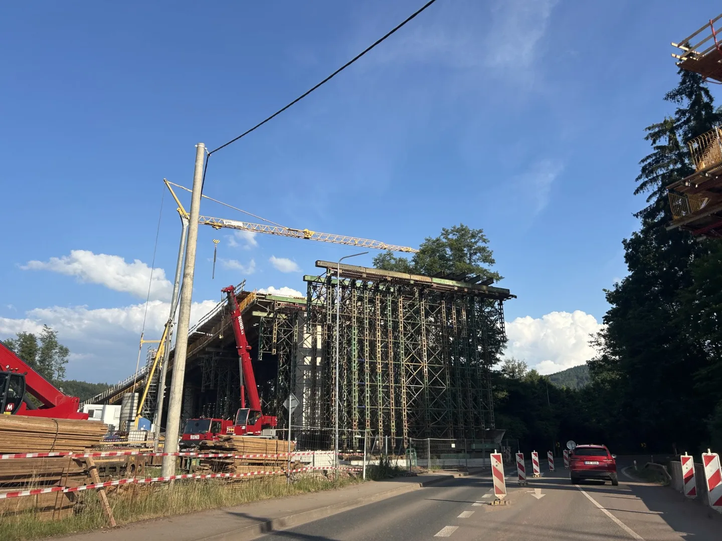 Kvůli pokračující výstavbě obchvatu Náchoda se na několik dní uzavře část frekventované Broumovské ulice.