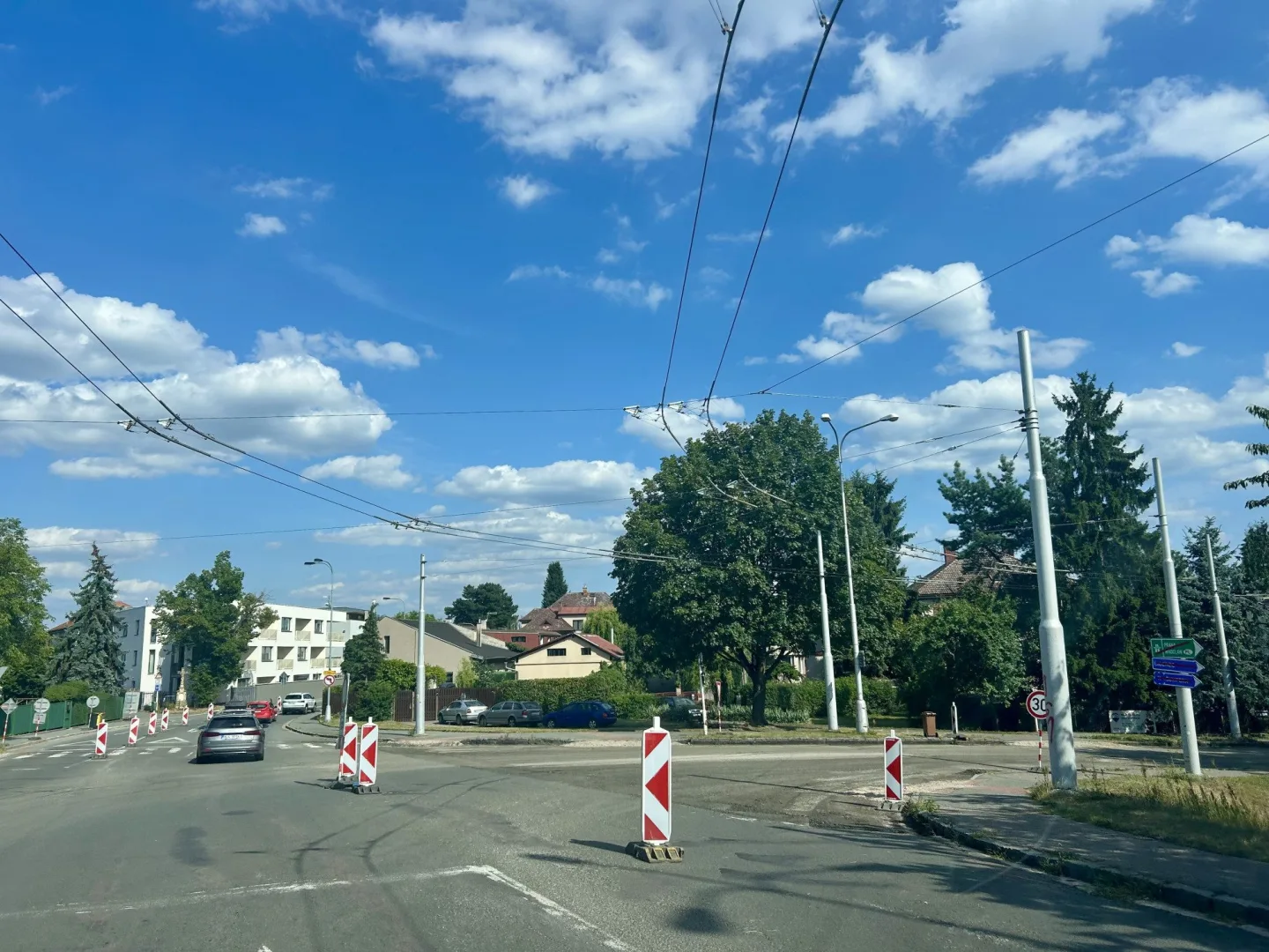 Řidiče trápí rozkopaný Hradec. Kdy bude hotovo?