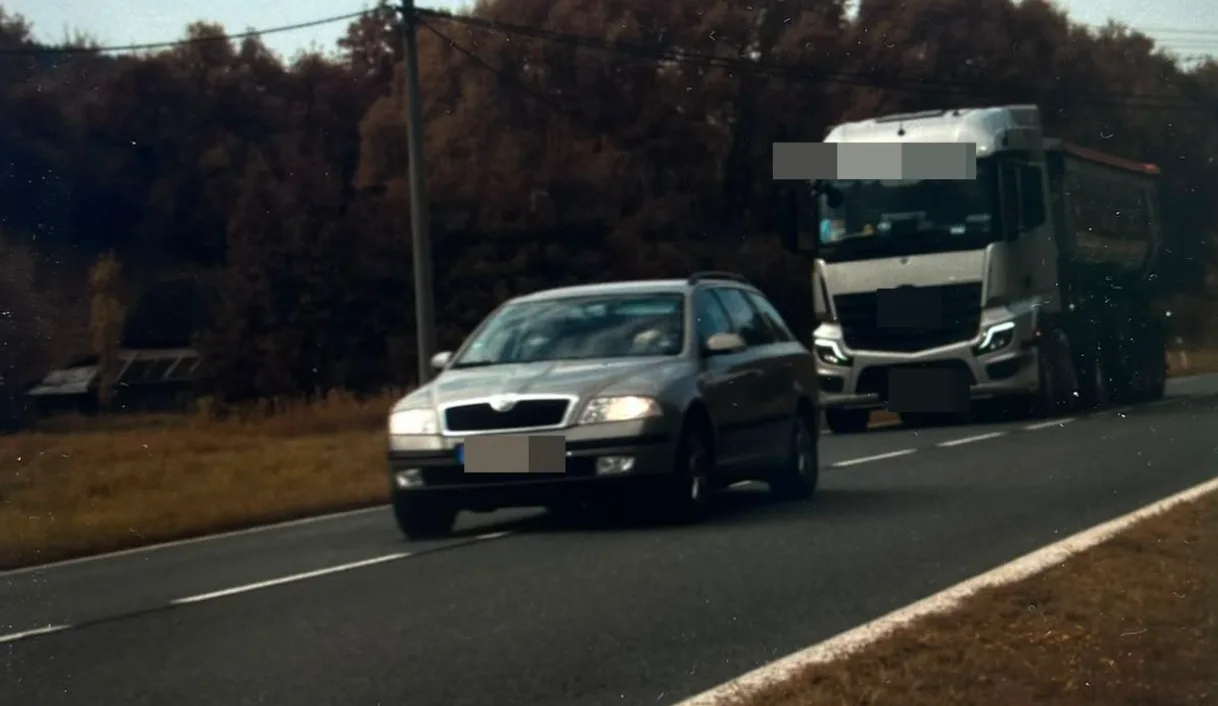 Cizinci letěli obcí přes sto. Policie jim zadržela řidičáky i vybrala kauci