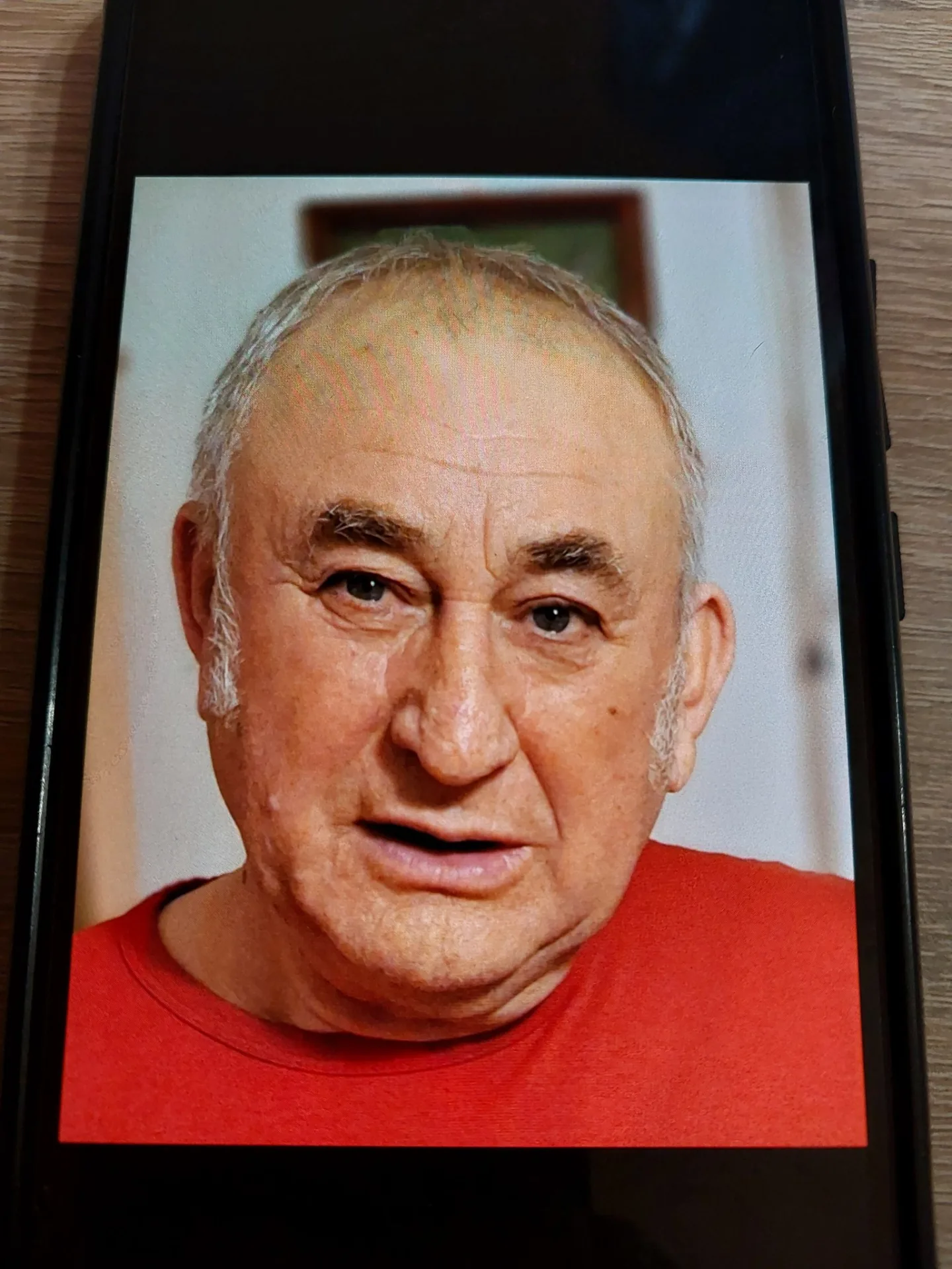 77letý senior zmizel v maskáčové bundě, policie prosí o pomoc