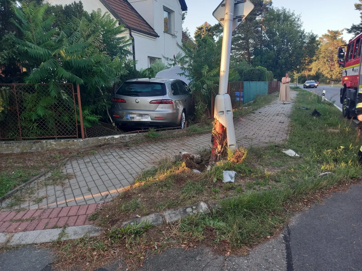 Auto si prorazilo cestu přes plot. Ve Svinarech skončilo na zahradě rodinného domu