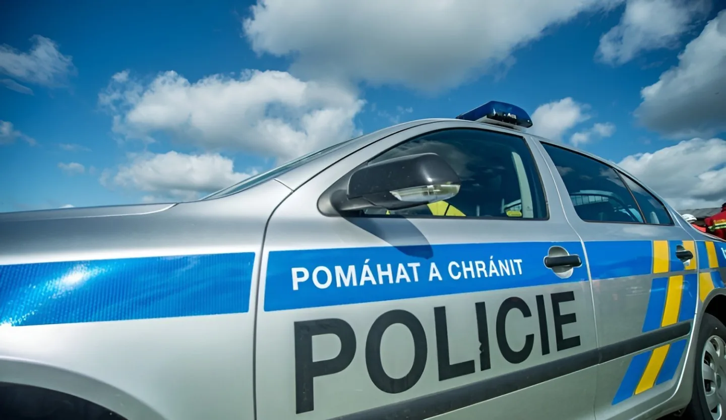Srazil chodce a ujel. Policie pátrá po bílém autě