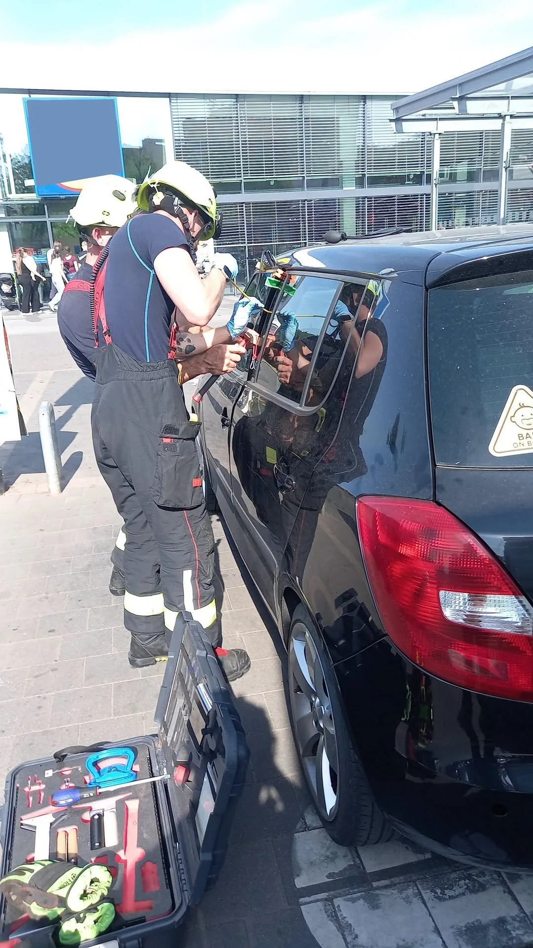 Maminka zamkla dvouleté dítě v rozpáleném autě. Hasiči ho dostali ven