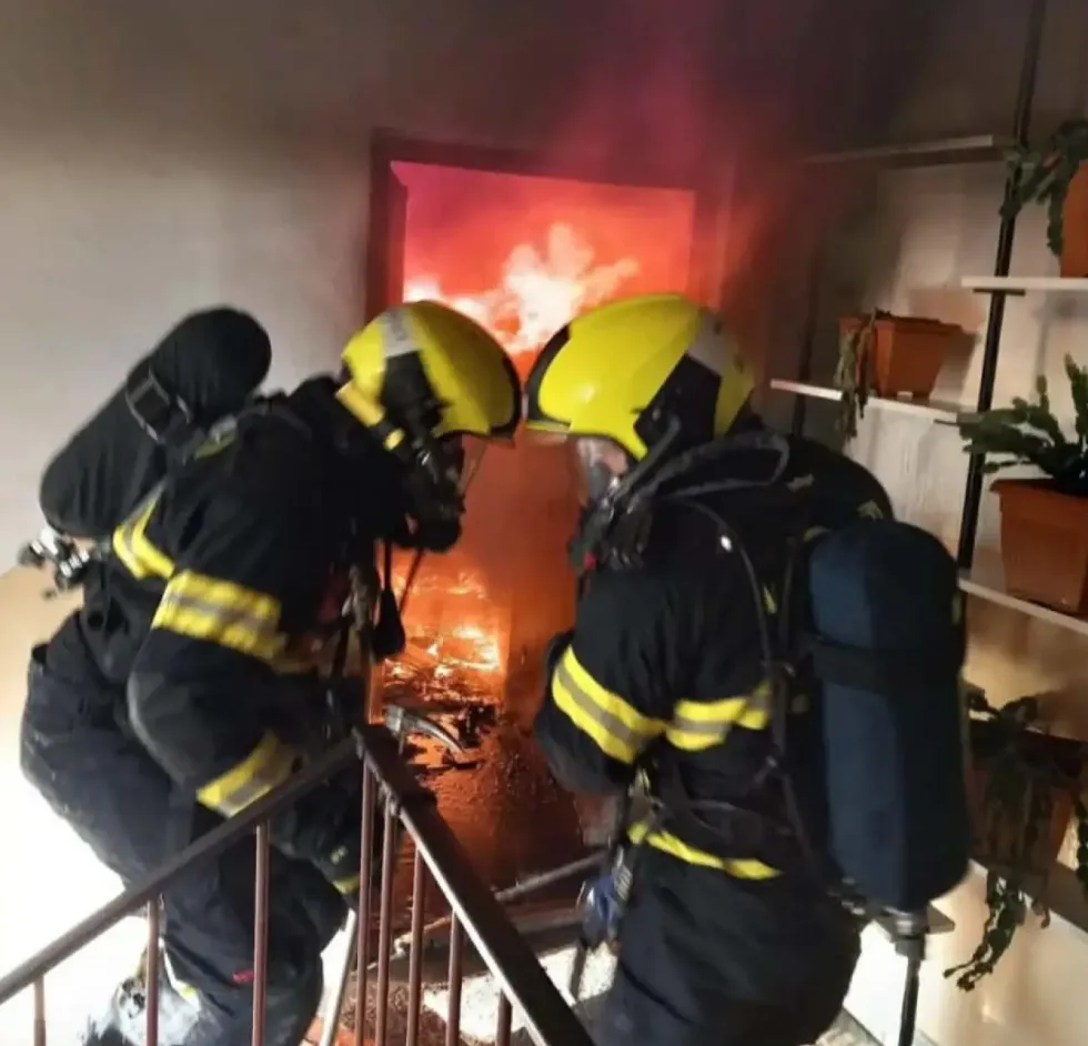 Přežili požár o vlásek. Vnuk spustil sbírku pro prarodiče