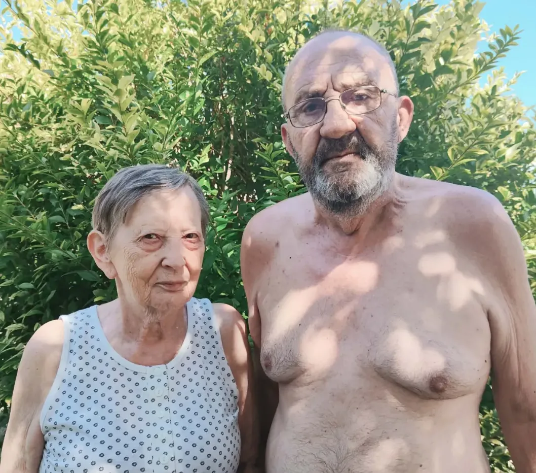 Přežili požár o vlásek. Vnuk spustil sbírku pro prarodiče