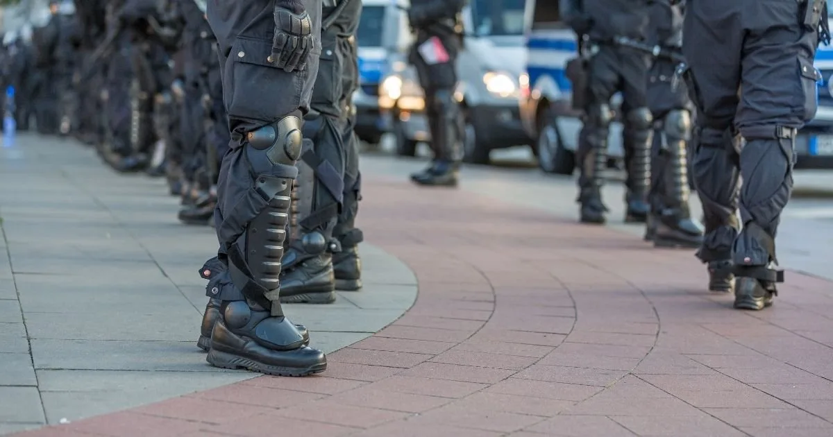Méně těžkooděnců, více rodin s dětmi. Policie v Hradci ladí bezpečnost s kluby