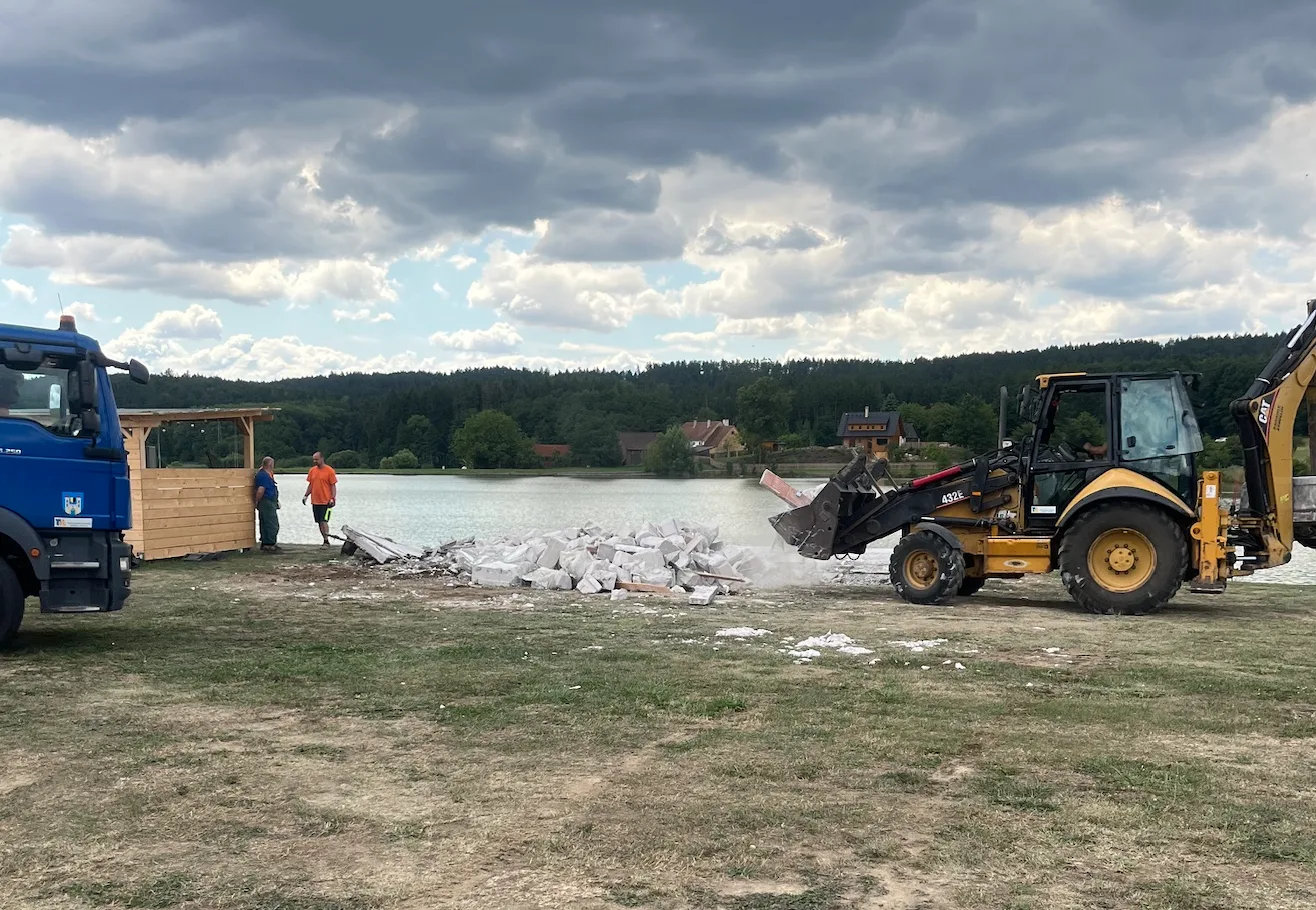 Černé stavby v Jičíně skončily demolicí. Majitelé zaplatí náklady