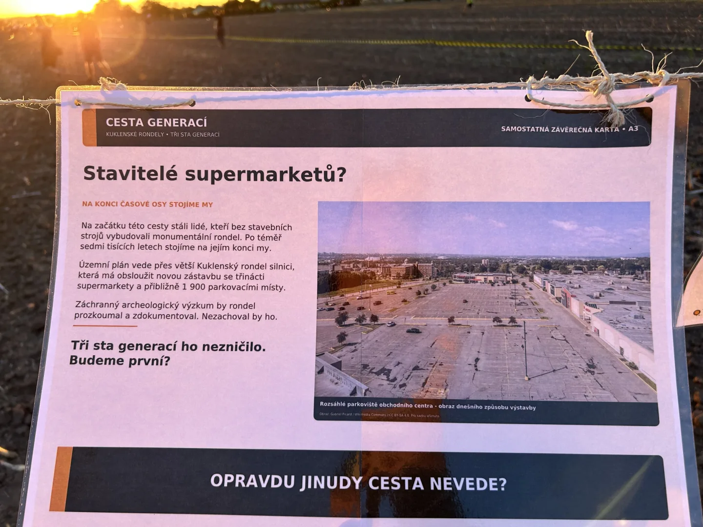 Dvě stě lidí se svíčkami. V Kuklenách bránili rondely před silnicí
