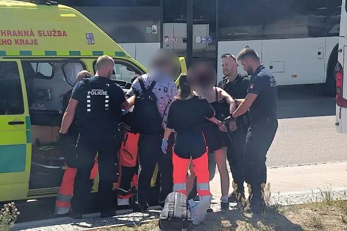 Jízda načerno skončila žiletkou. Žena se po odhalení chtěla pořezat