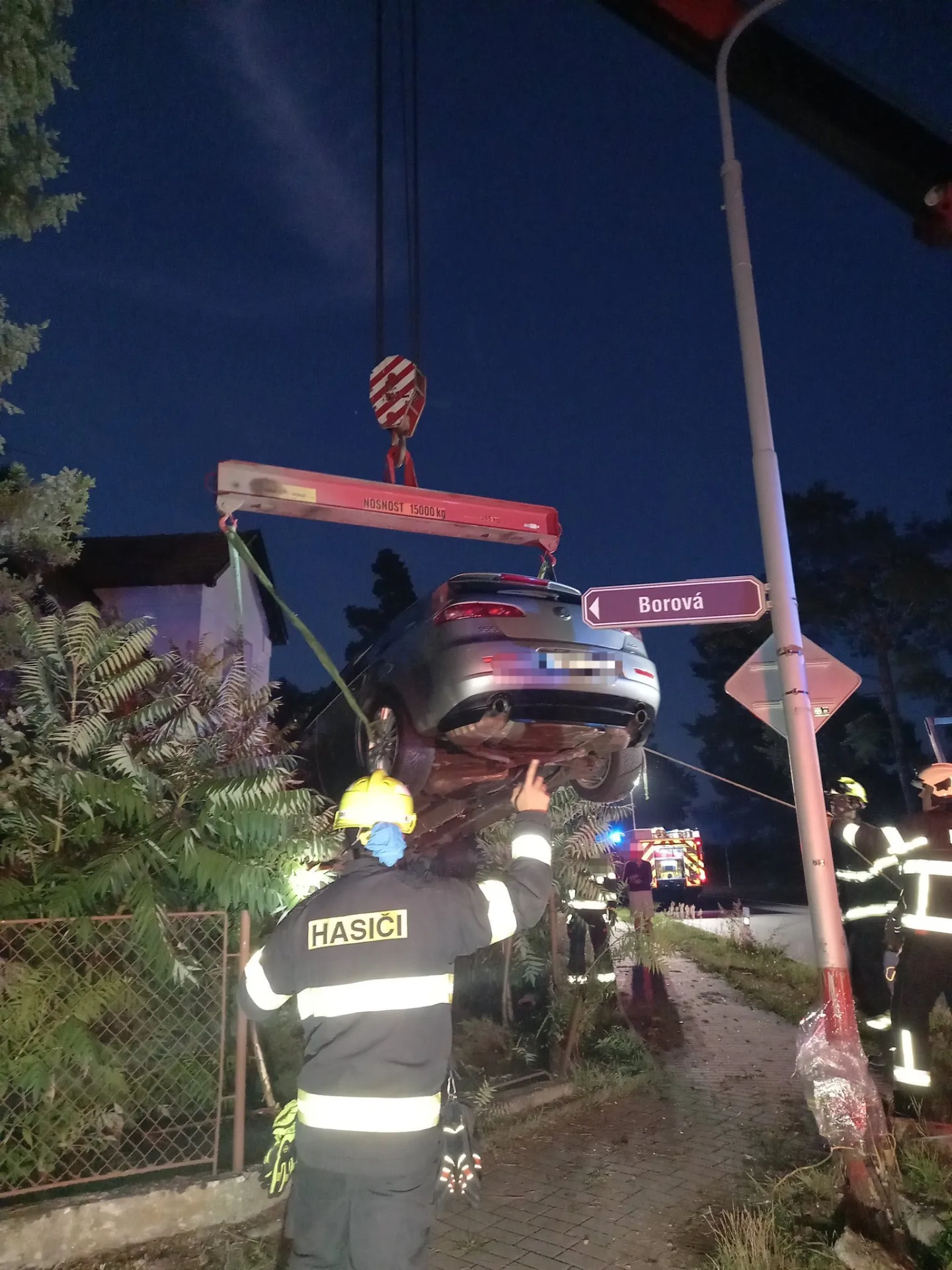 Auto si prorazilo cestu přes plot. Ve Svinarech skončilo na zahradě rodinného domu
