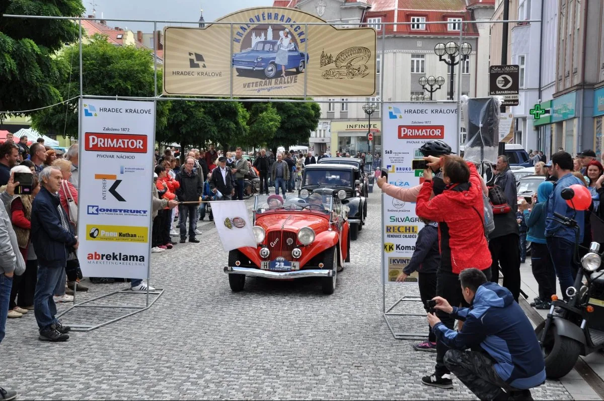 Hradec o víkendu zakončí prázdniny hudbou, přehlídkou historických aut i tancem