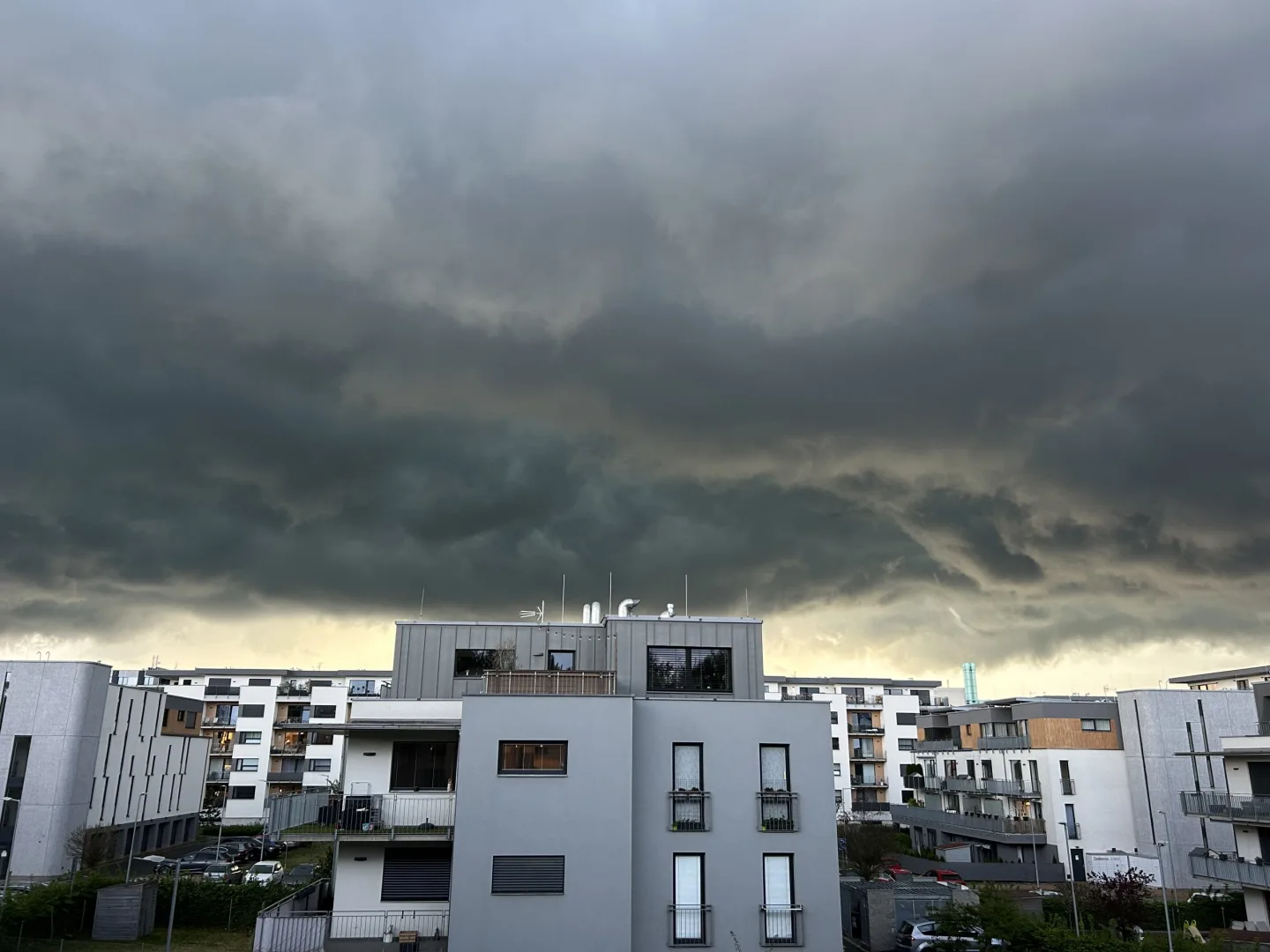 Noční bouře v hradeckém kraji lámala stromy, 1700 domácností je bez proudu