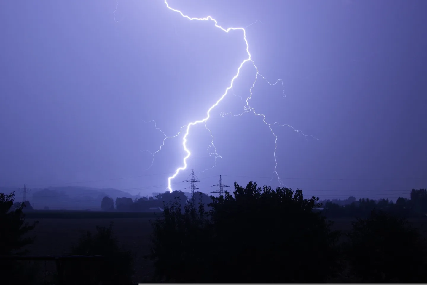 Varování meteorologů: Hradecko čekají další bouřky, přívalový déšť i kroupy