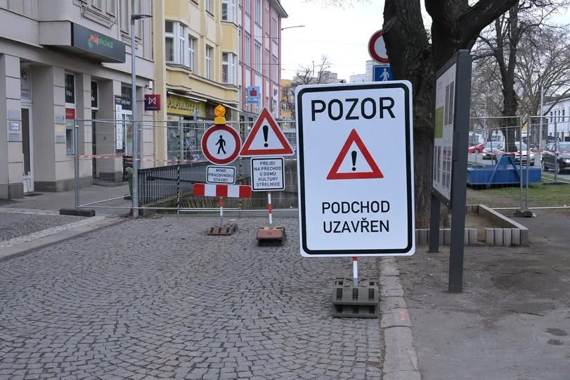 Podchod na hradecké třídě Karla IV. se mění před očima. Ode dneška je zavřený