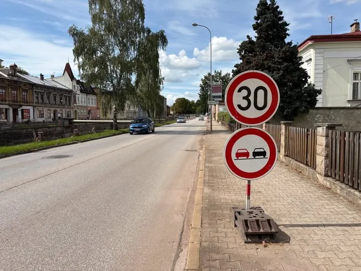 V Trutnově se zřítila část nábřežní zdi řeky Úpy, oprava omezí provoz