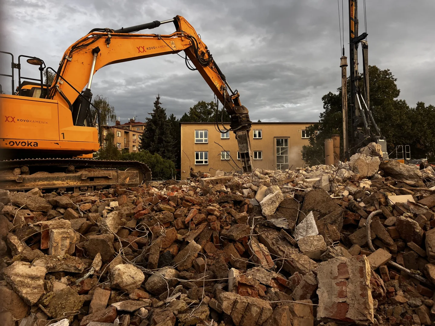 Z hromady suti na lukrativní adrese v centru Hradce vyrostou nové byty