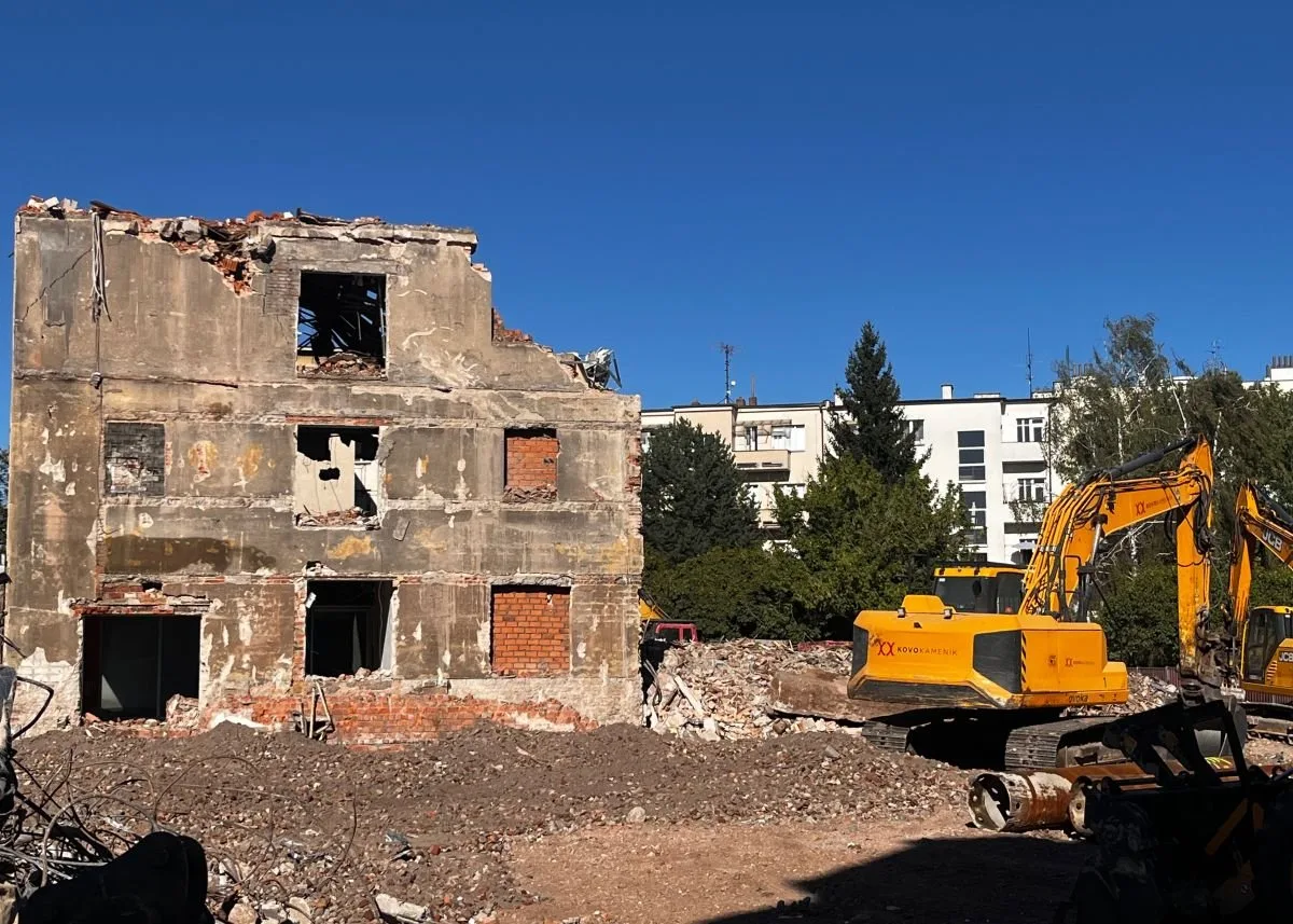 Z hromady suti na lukrativní adrese v centru Hradce vyrostou nové byty