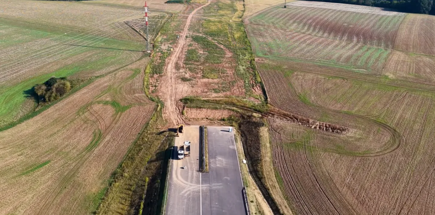 VIDEO: Tudy povede D11. Dron proletěl nad celou rozestavěnou trasou
