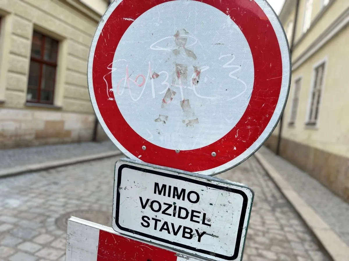 V hradeckých Lipkách začíná uzavírka, omezené je i parkování