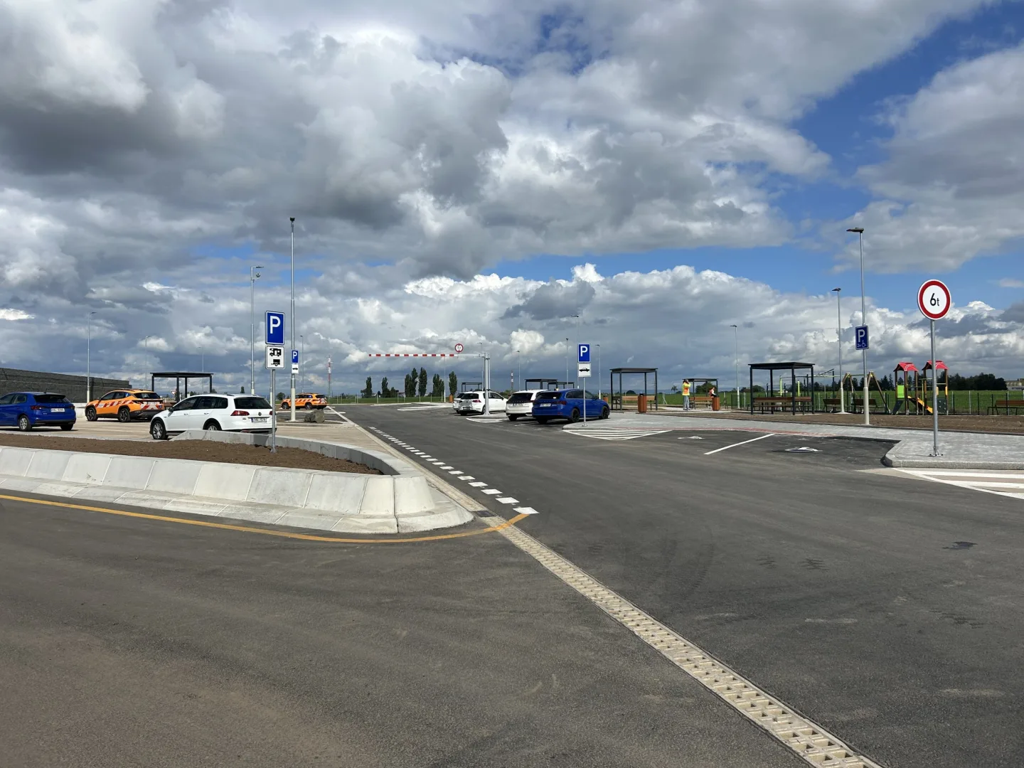 FOTO: Dětské hřiště, toalety i 98 míst. Na D11 se dnes otevřela odpočívka