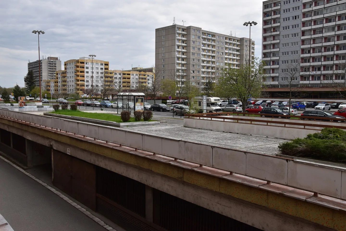 Až 300 míst pro auta. Hradec zvažuje na sídlišti družstevní parkovací dům