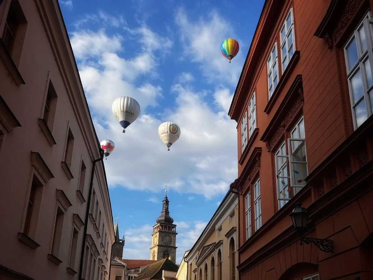 Balóny, rytíři, hasiči i letadla. Takový bude první zářijový víkend v Hradci