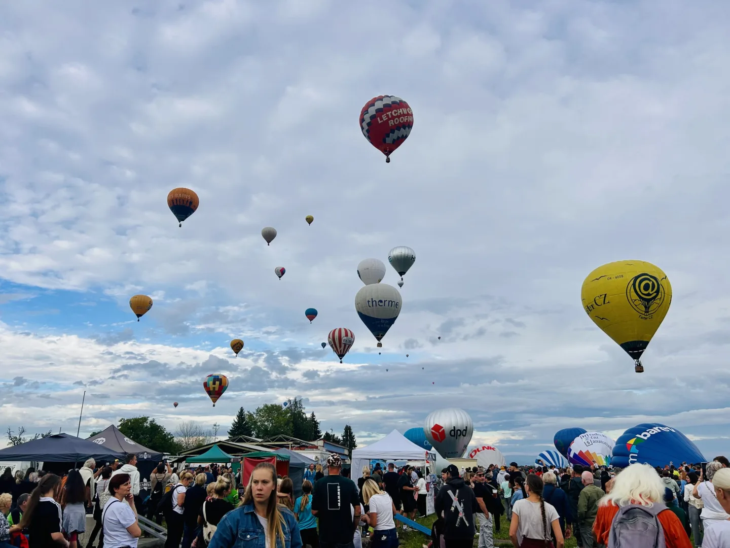 Balony přilákaly 1500 lidí. V kolonách uvízli i jejich piloti
