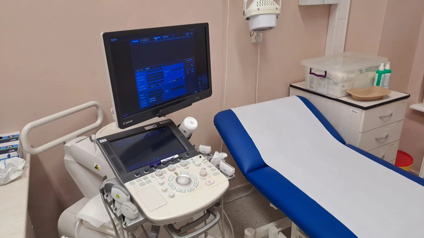 Ultrazvuk je vhodnější k vyšetření mladších prsou a zabere jen pár minut.