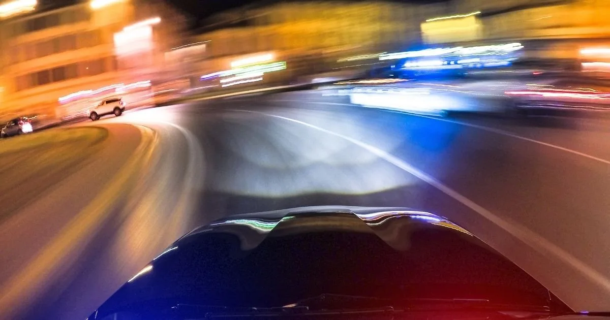 Cizinec v Mercedesu projel obcí rychlostí 136 km/h. Přišel o řidičák