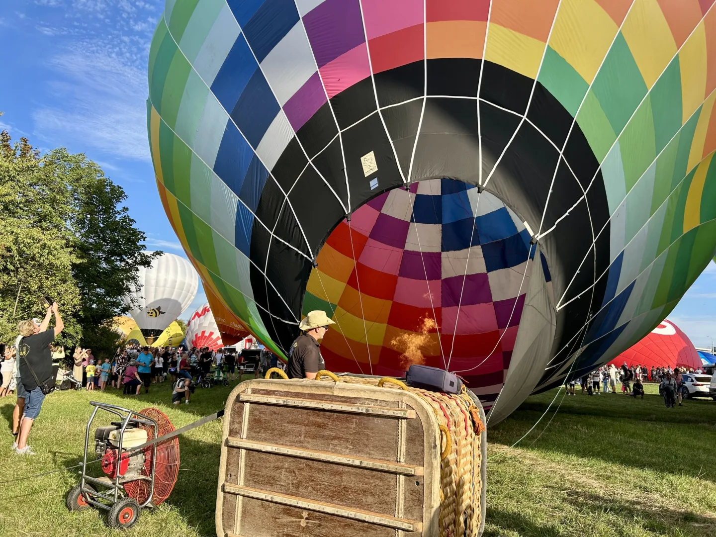 FOTO: Balony zaplnily nebe nad Hradcem. Ve čtvrtek rozzáří také Jaroměř