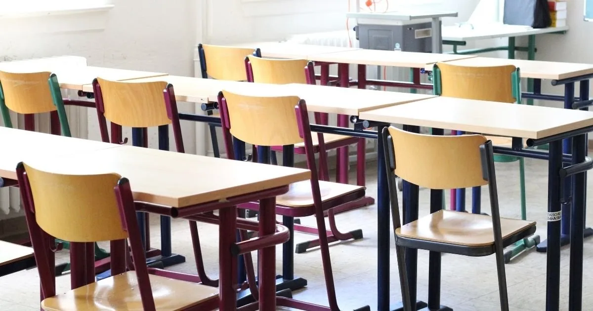 Studenti čekali před školou od noci. Chtěli nejlepší místa v lavicích