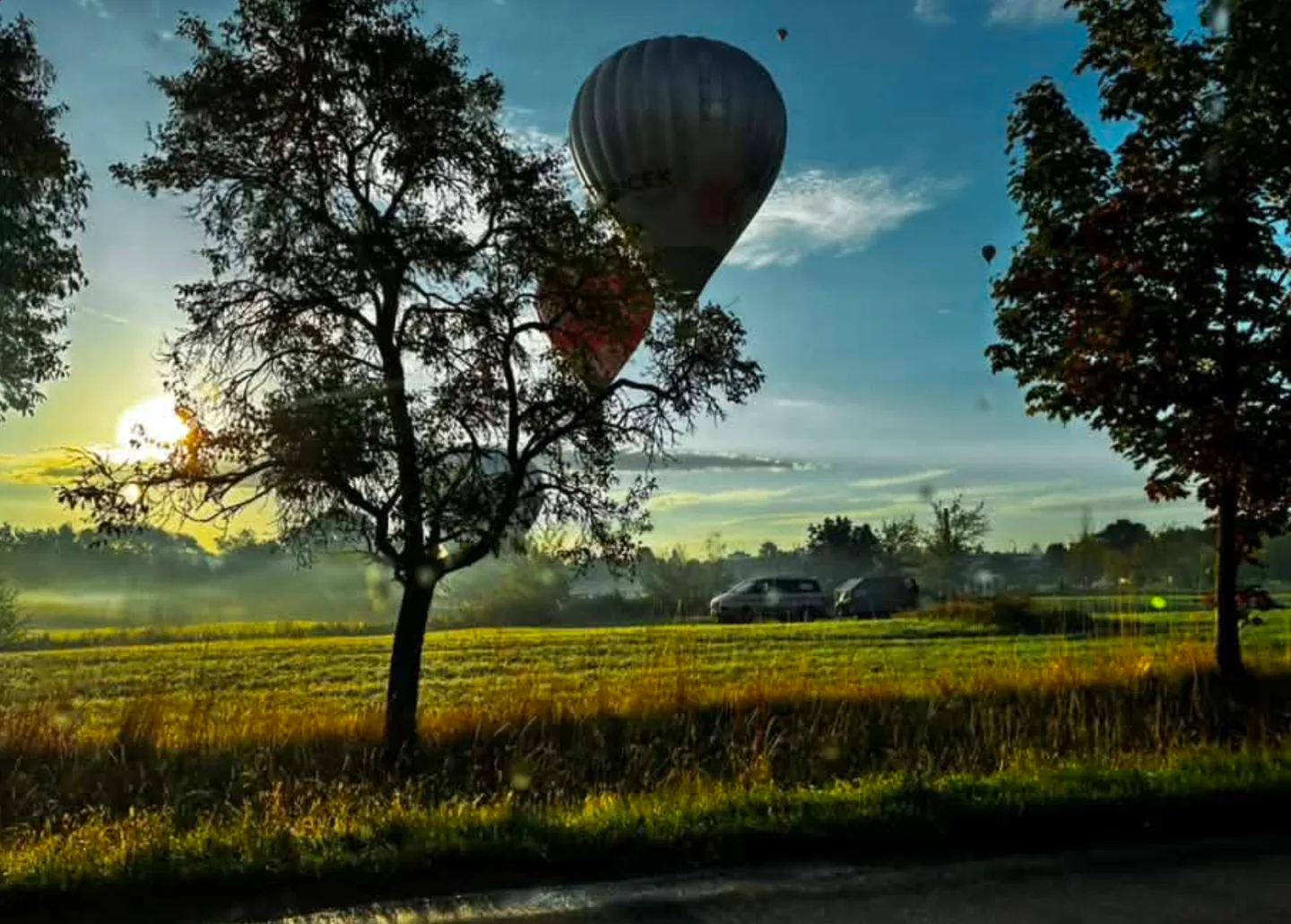 Hradec obdivuje balony. Policie varuje řidiče, aby kvůli fotce zastavili