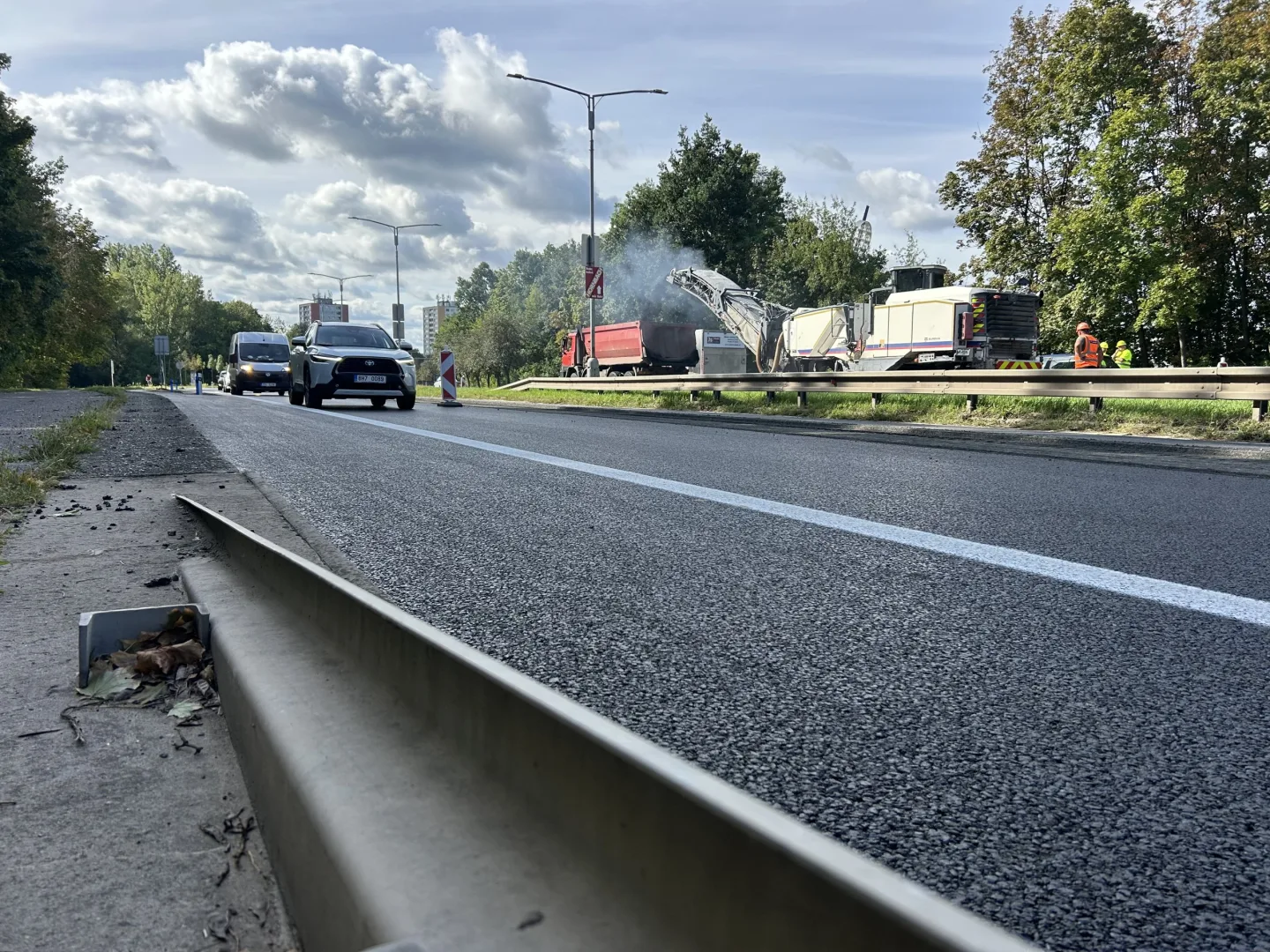 Pomalé pruhy jsou hotové. Oprava Gočárova okruhu potrvá do října