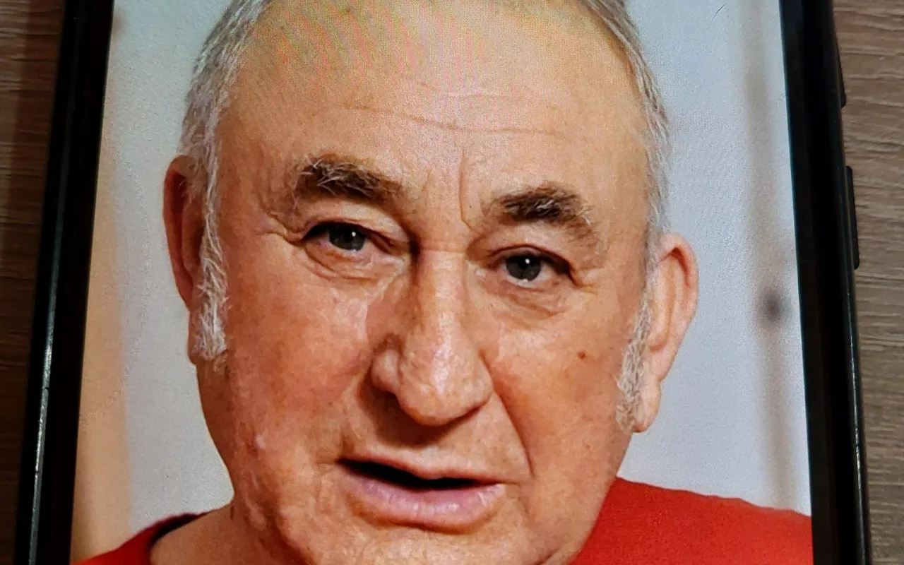 77letý senior zmizel v maskáčové bundě, policie prosí o pomoc