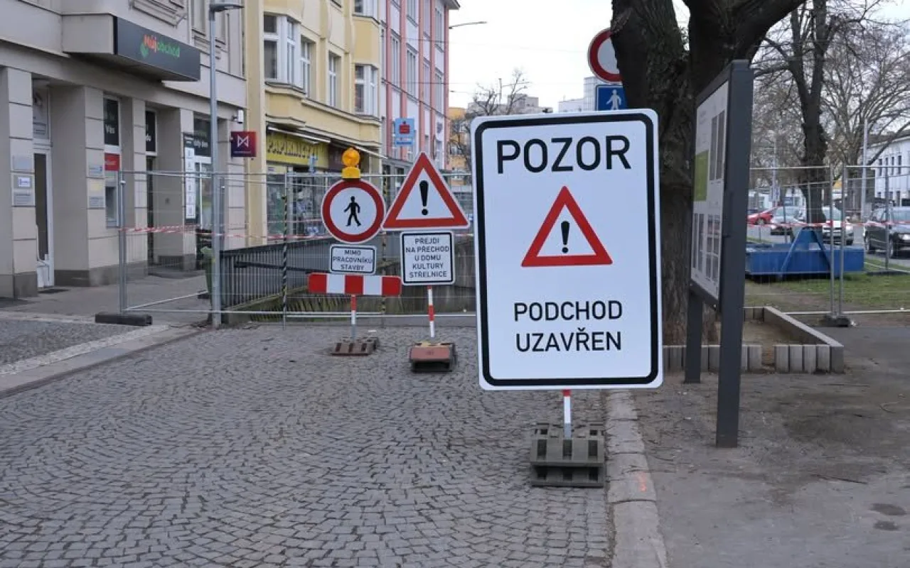 Podchod na hradecké třídě Karla IV. se mění před očima. Ode dneška je zavřený