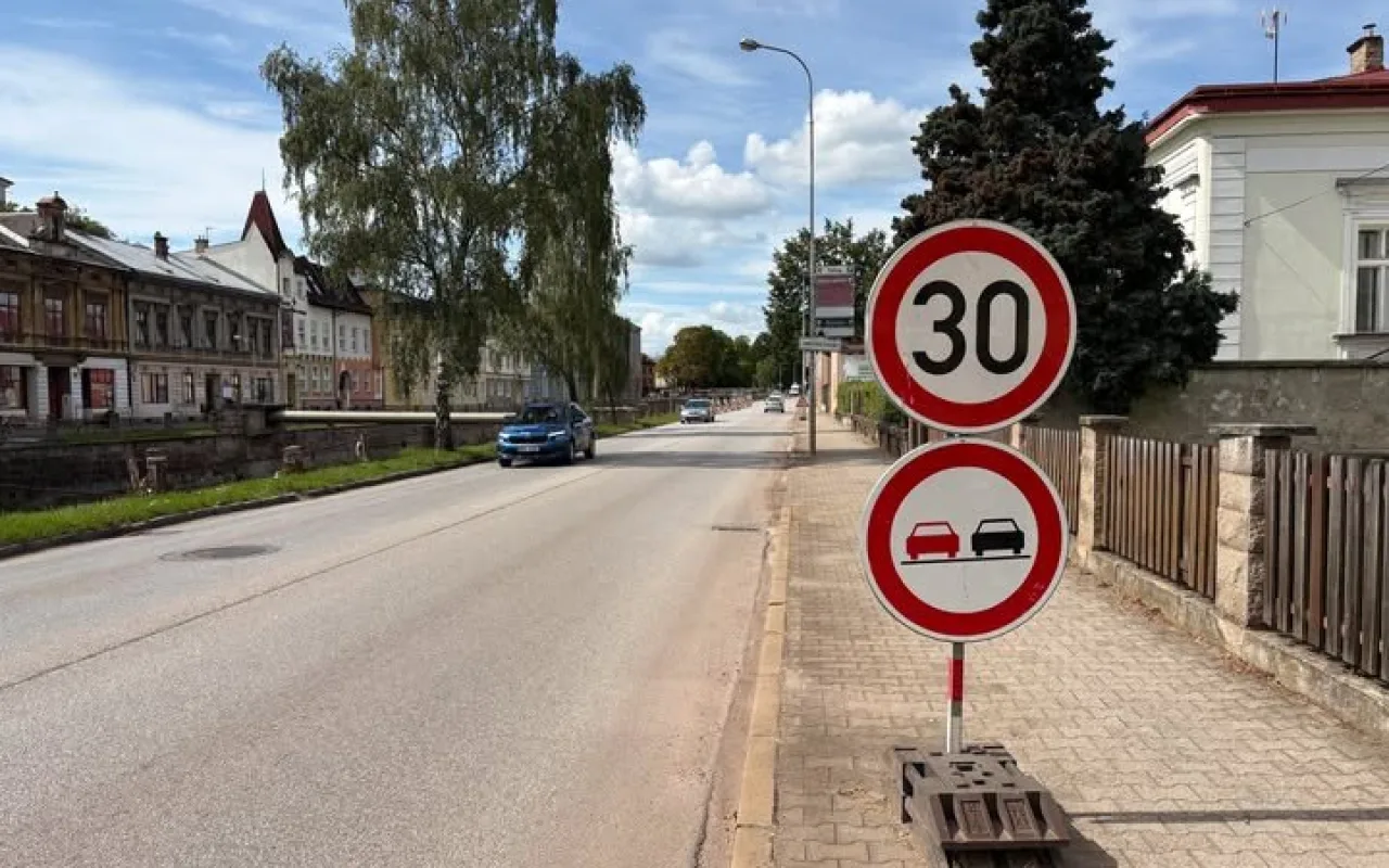 V Trutnově se zřítila část nábřežní zdi řeky Úpy, oprava omezí provoz
