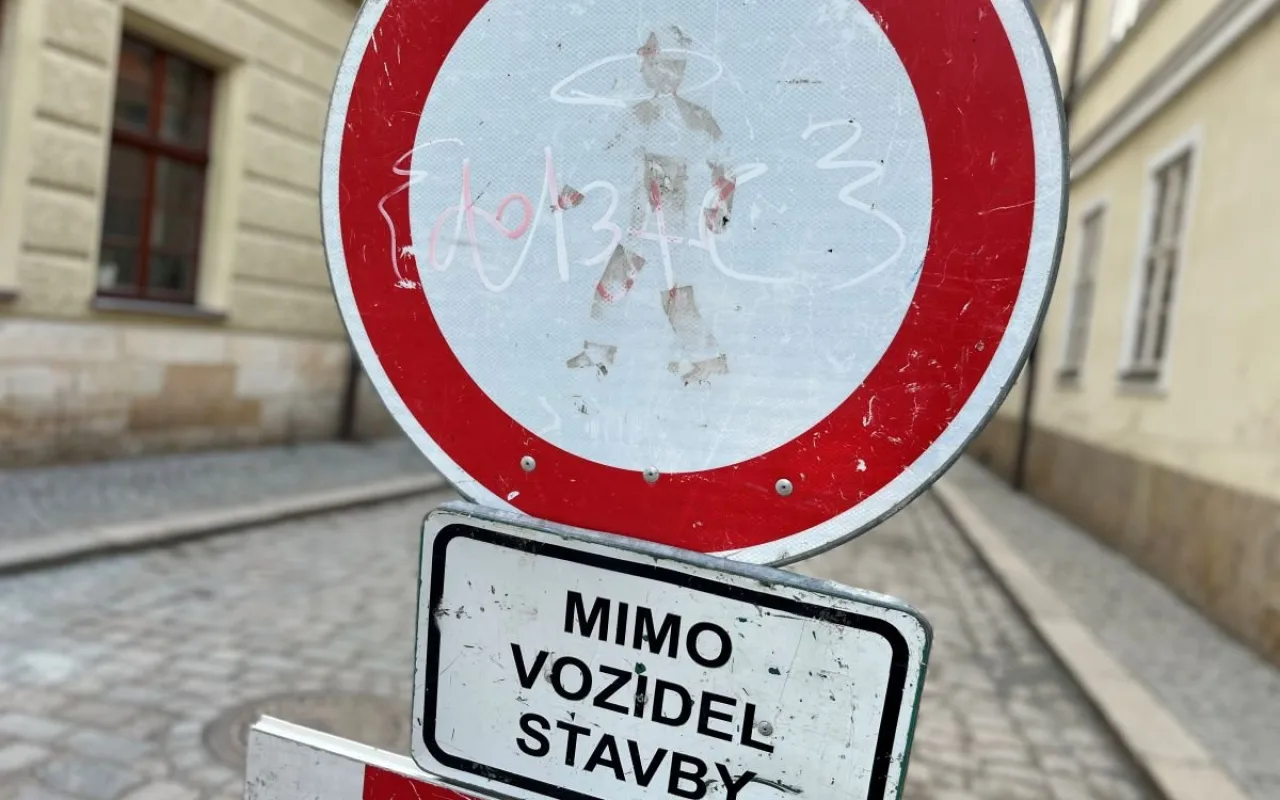 V hradeckých Lipkách začíná uzavírka, omezené je i parkování