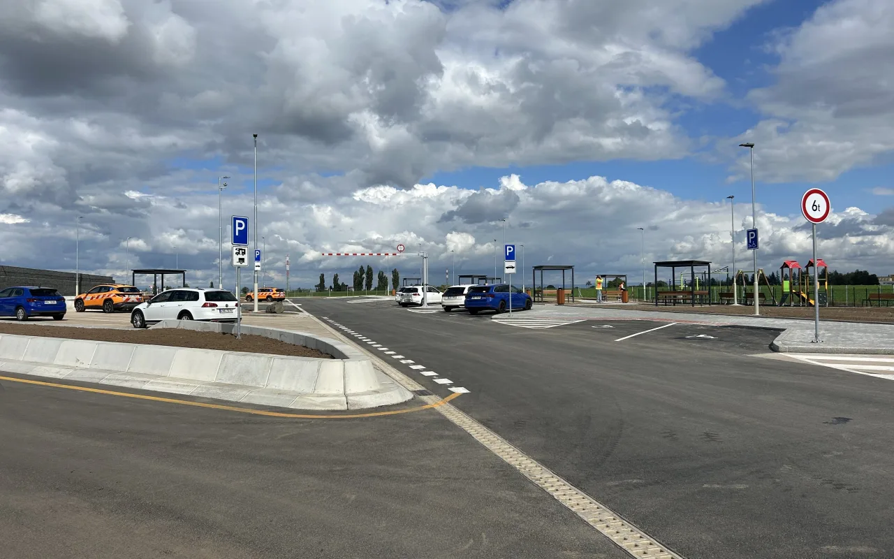 FOTO: Dětské hřiště, toalety i 98 míst. Na D11 se dnes otevřela odpočívka