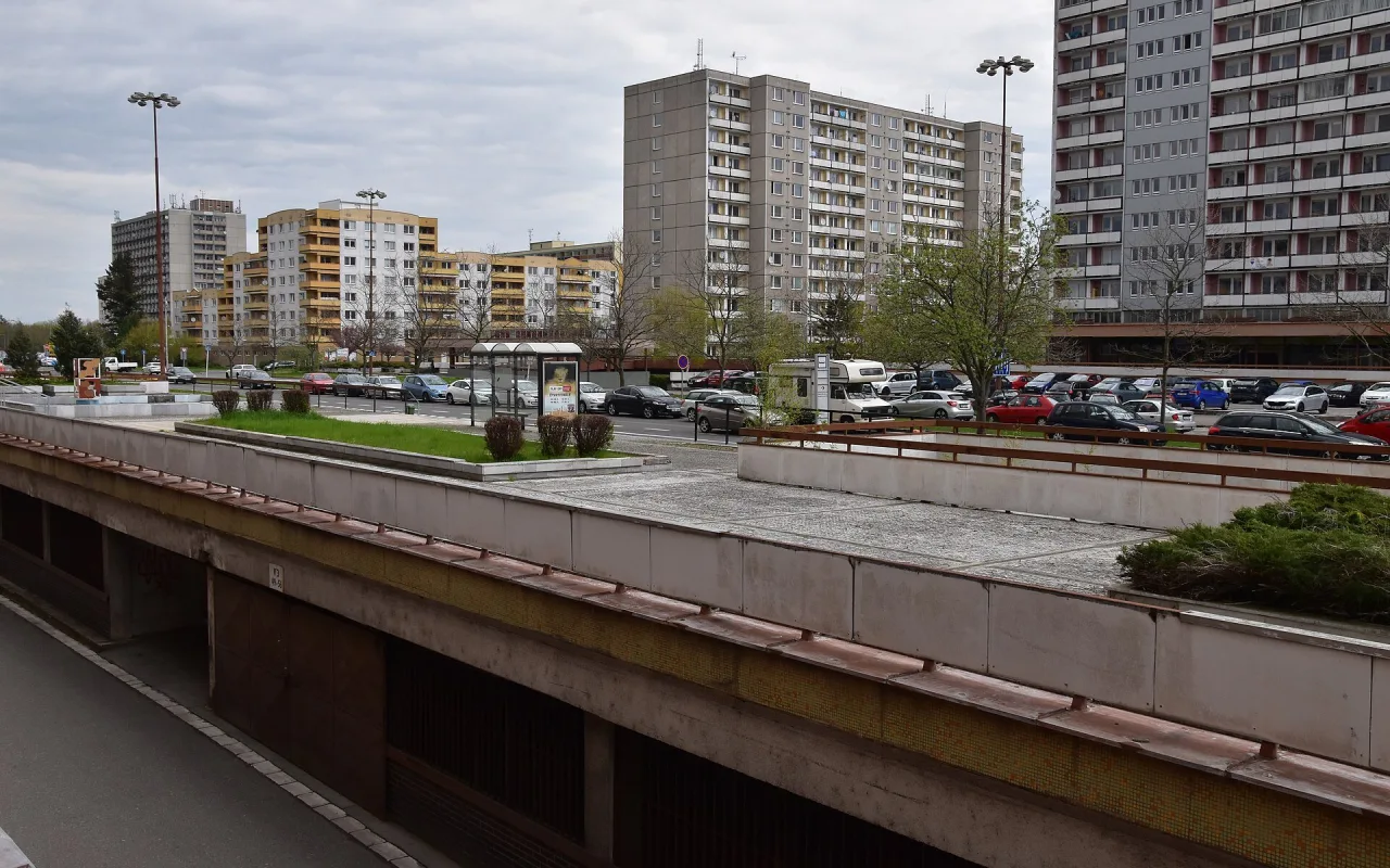 Až 300 míst pro auta. Hradec zvažuje na sídlišti družstevní parkovací dům