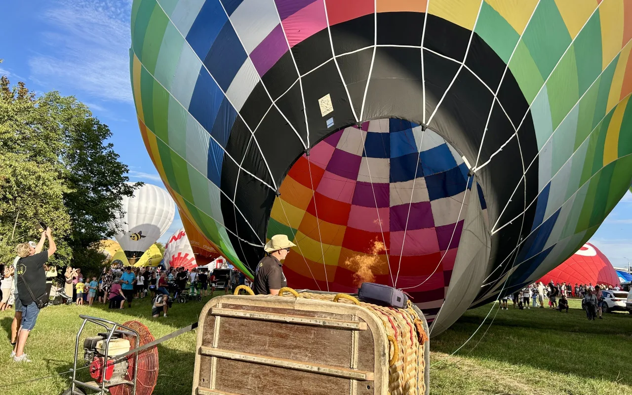 FOTO: Balony zaplnily nebe nad Hradcem. Ve čtvrtek rozzáří také Jaroměř