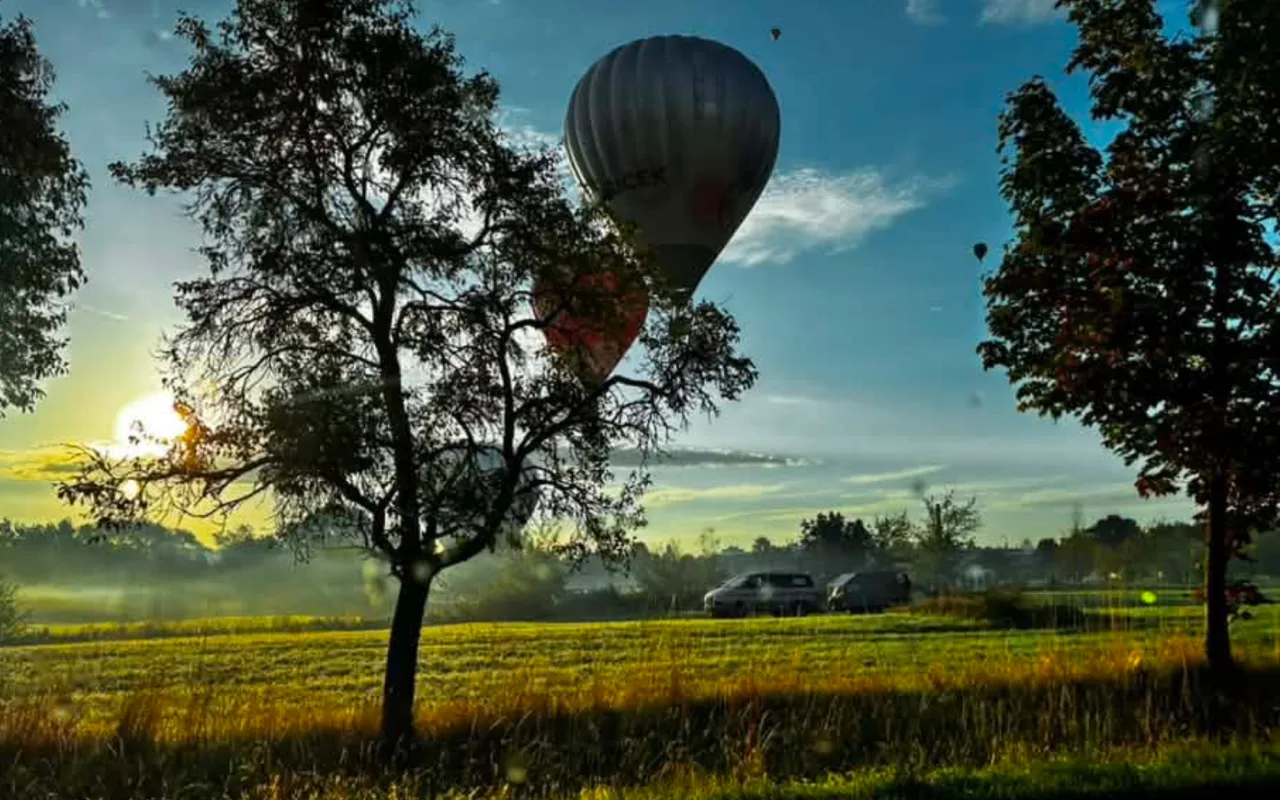 Hradec obdivuje balony. Policie varuje řidiče, aby kvůli fotce zastavili