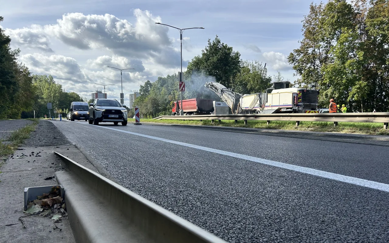 Pomalé pruhy jsou hotové. Oprava Gočárova okruhu potrvá do října